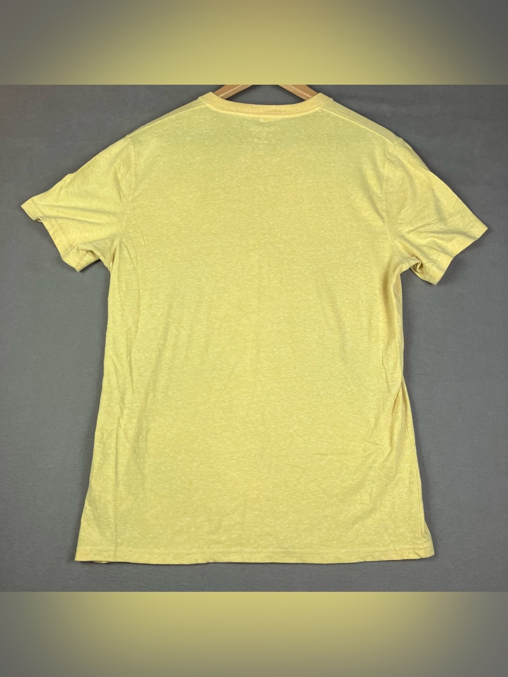 Abercrombie & Fitch Men’s Size M Yellow V-Neck T-Shirt Embroidered Logo - Picture 2 of 9
